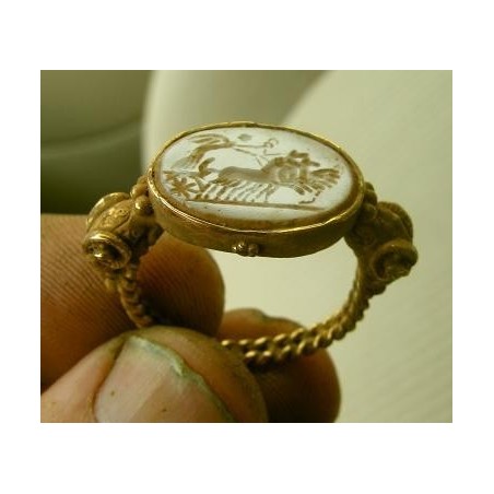 ANILLO CON CAMAFEO EN ORO