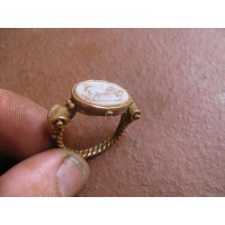 ANILLO CON CAMAFEO EN ORO